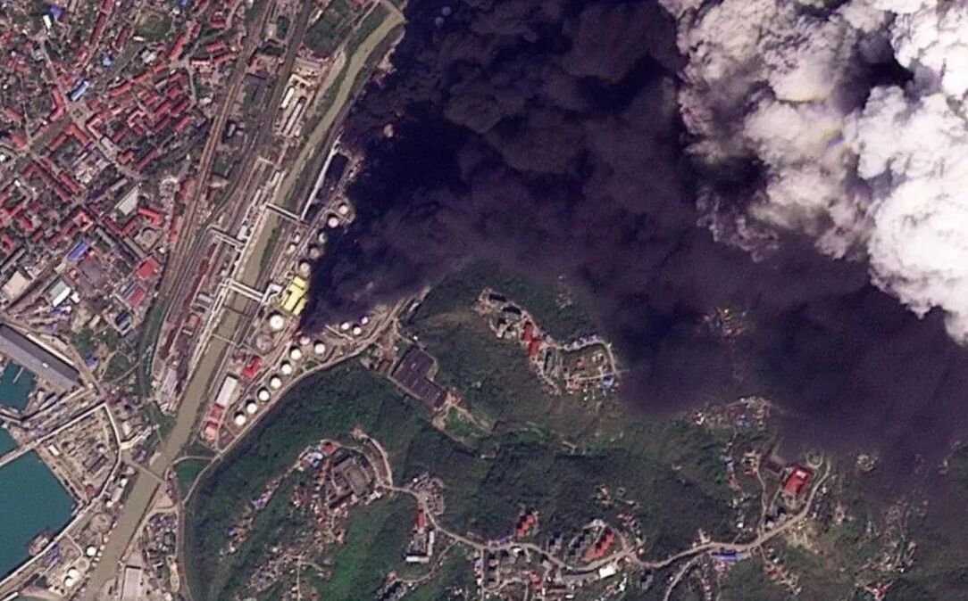 Дым растянулся более чем на 300 км: в российском Туапсе продолжает гореть НПЗ. Фото и видео