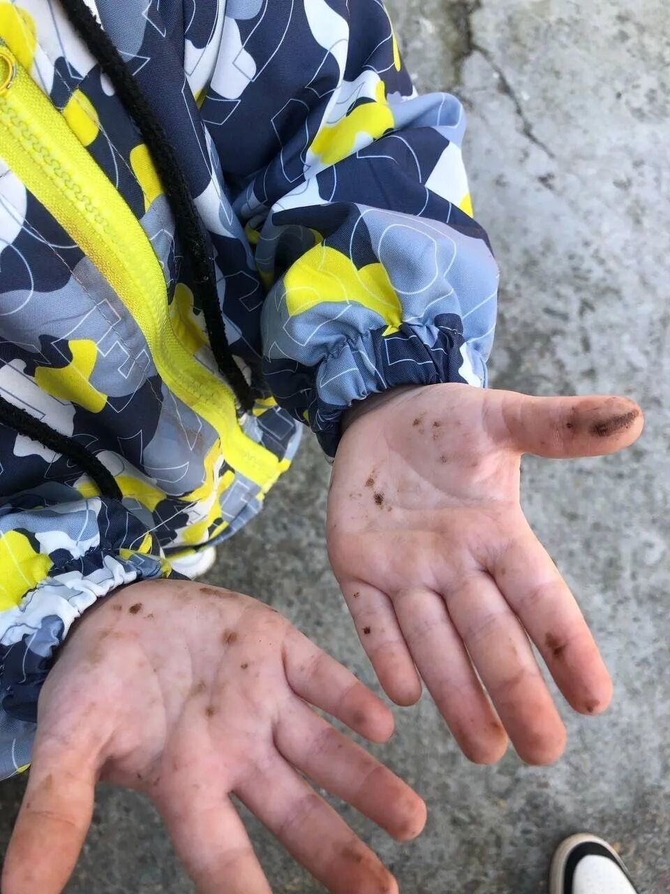 Дым растянулся более чем на 300 км: в российском Туапсе продолжает гореть НПЗ. Фото и видео