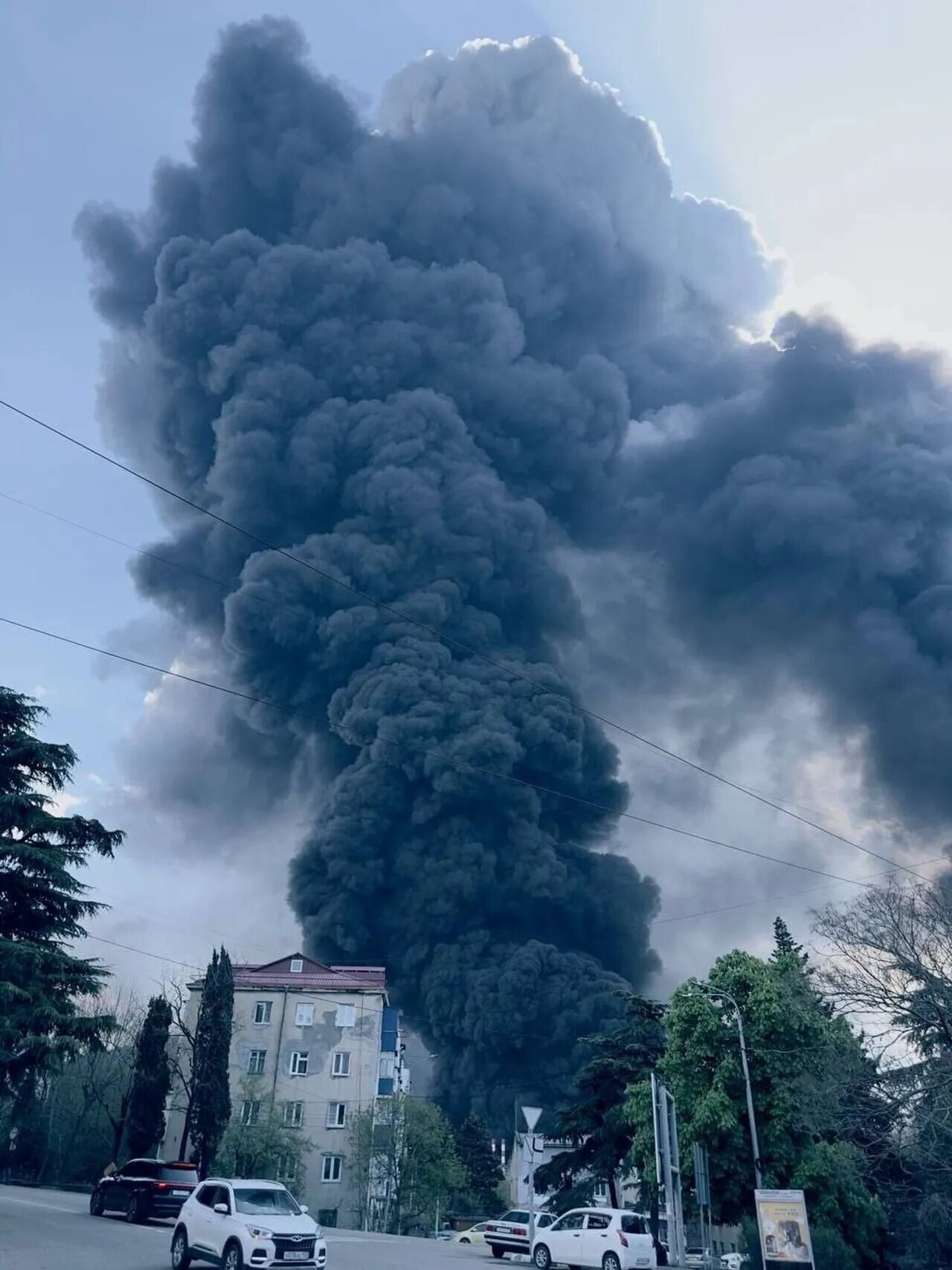 Дым растянулся более чем на 300 км: в российском Туапсе продолжает гореть НПЗ. Фото и видео