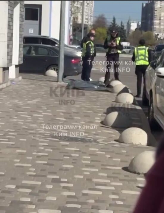 У Києві на Харківському масиві біля багатоповерхівки виявили тіло жінки. Подробиці трагедії