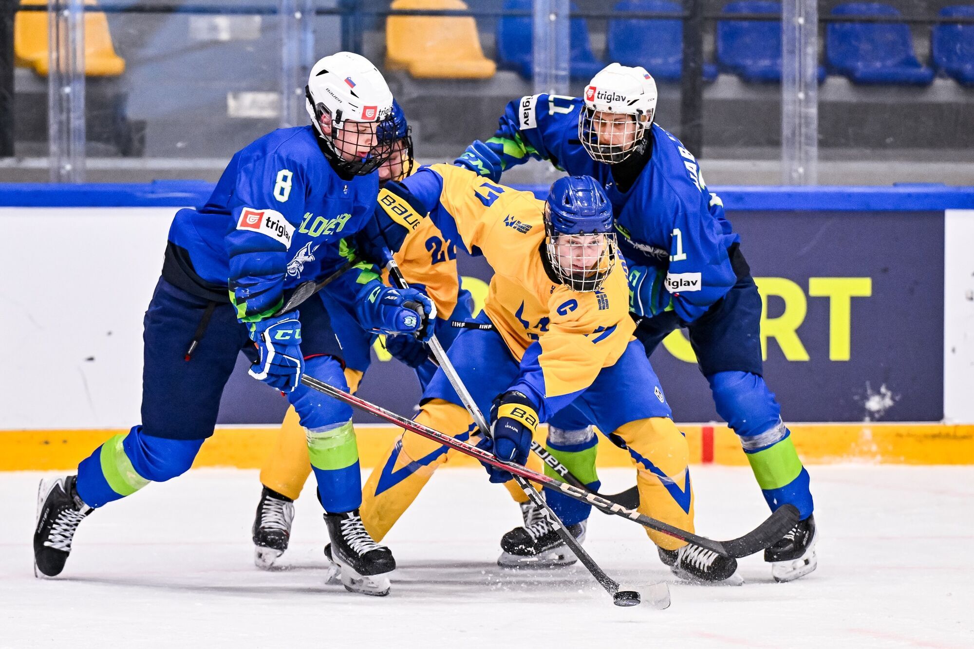 Сборная Украины пропустила 5 голов подряд, выигрывая 3:0, и проиграла матч ЧМ по хоккею U-18