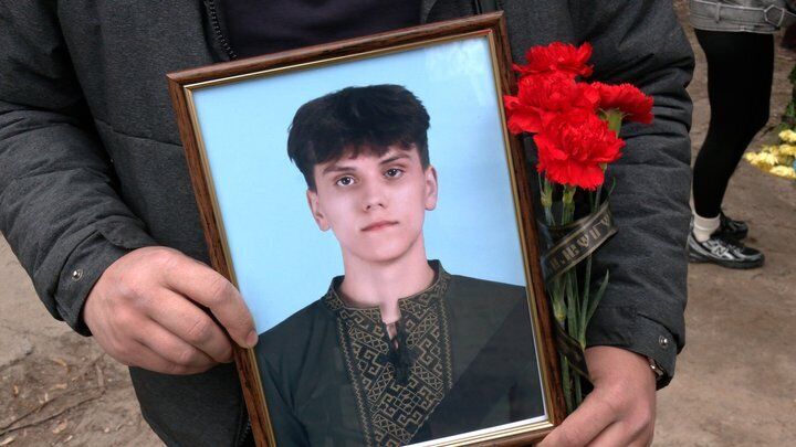 "Шахед" попал прямо в его комнату: в Чернигове попрощались с 16-летним парнем, которого убила Россия. Фото и видео