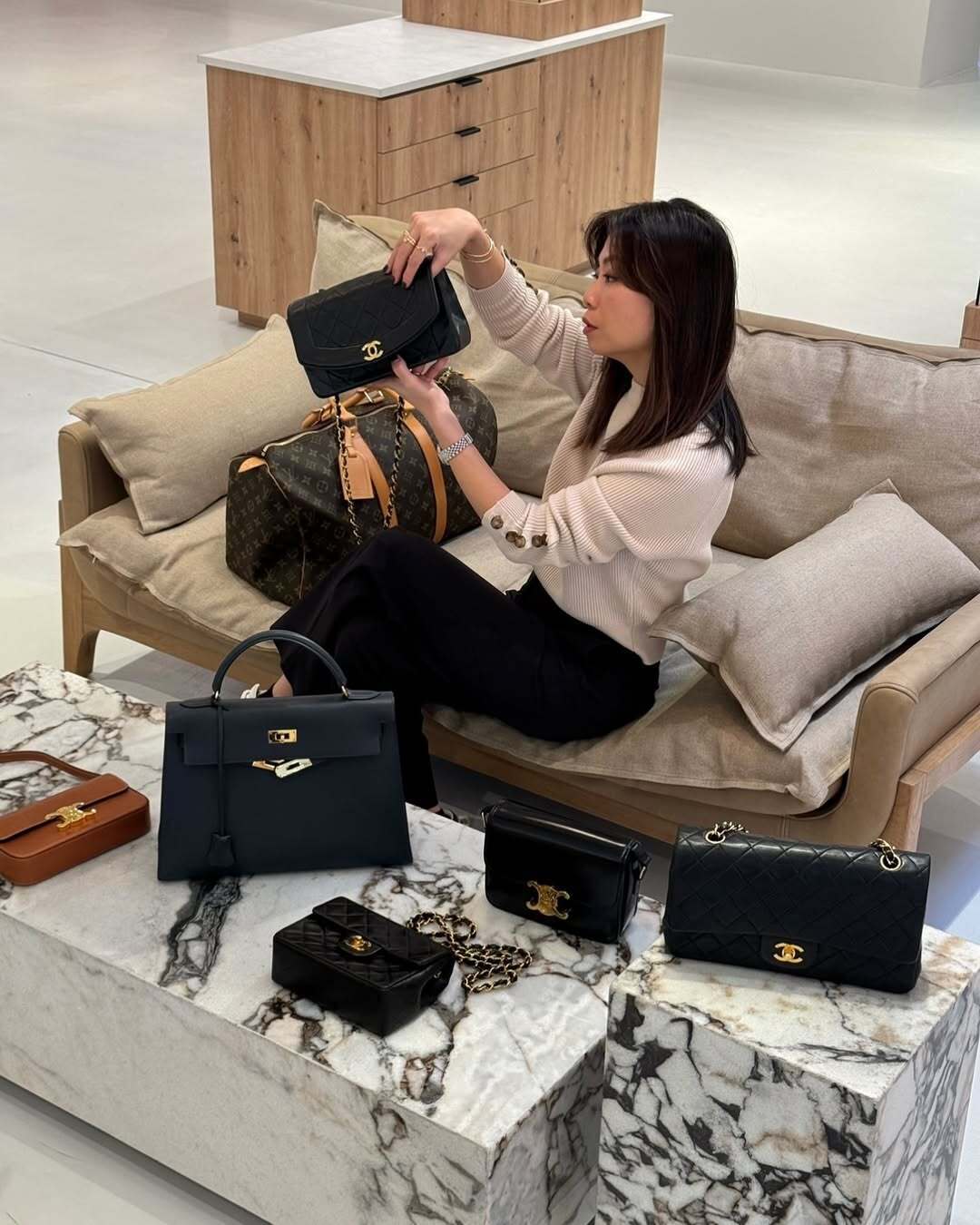 Не викидайте старі сумки: експертка дала пораду, як повернути до життя вінтажні речі