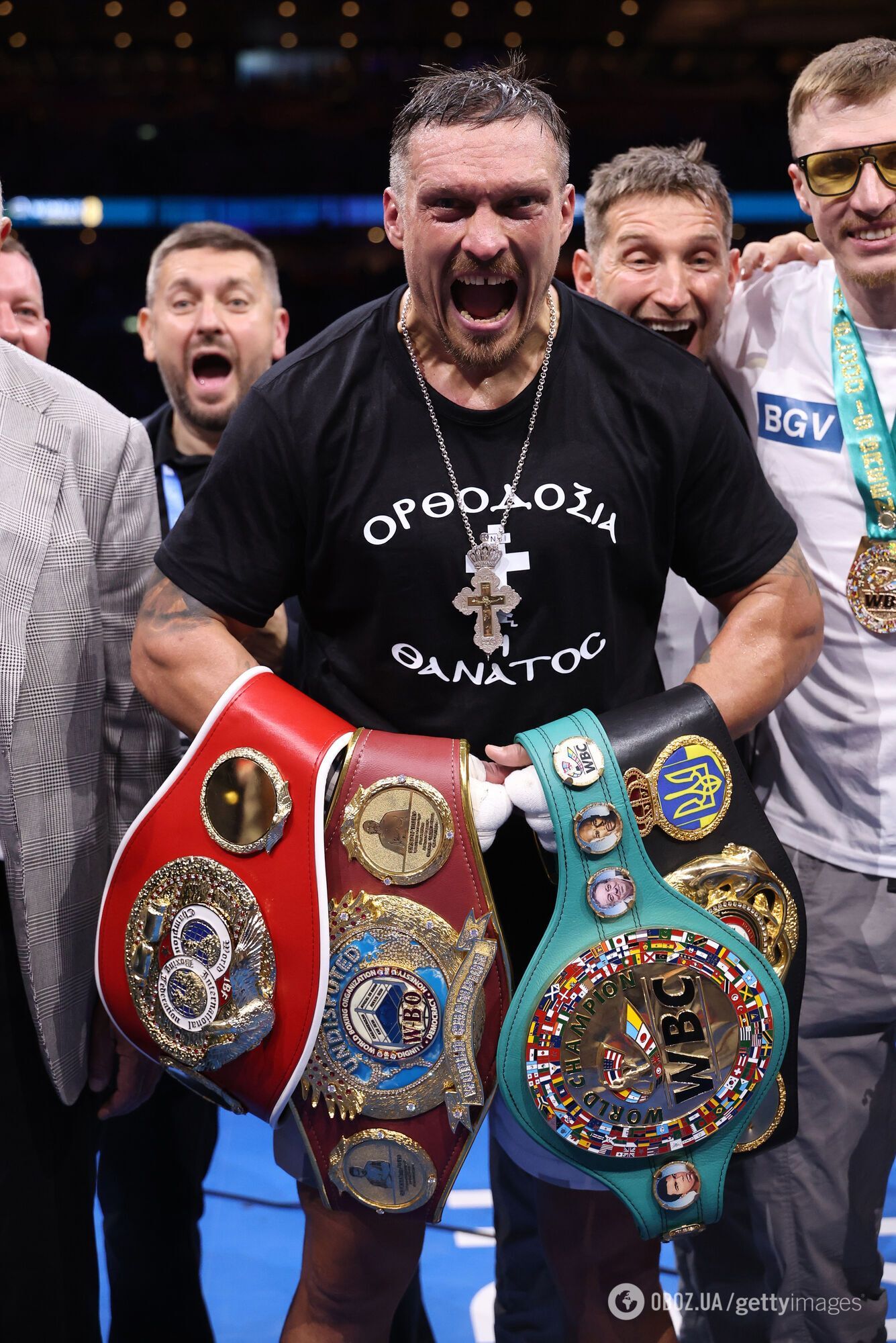 Від Усика вимагають відмовитися від чемпіонських титулів