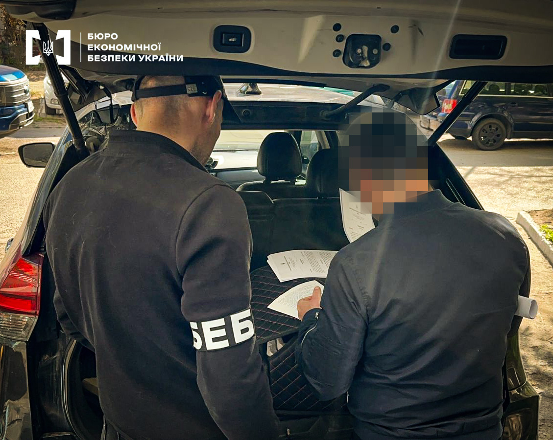 Фотографія співробітника БЕБ, з ймовірним фігурантом розтрати