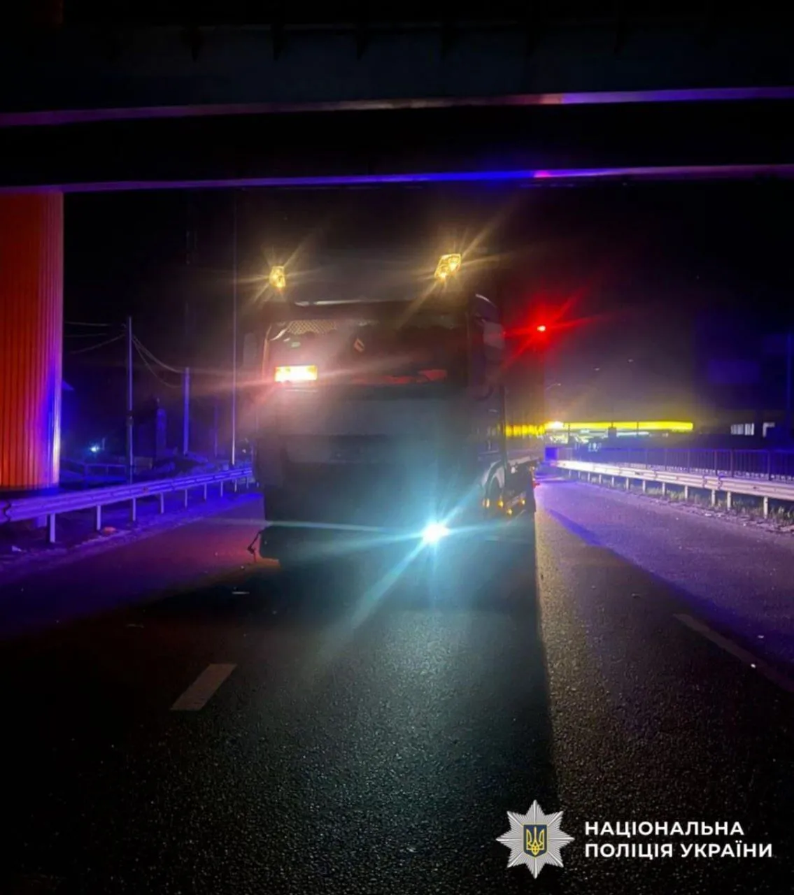 Під Києвом вантажівка збила на смерть чоловіка, який їхав на кріслі колісному. Подробиці ДТП та фото