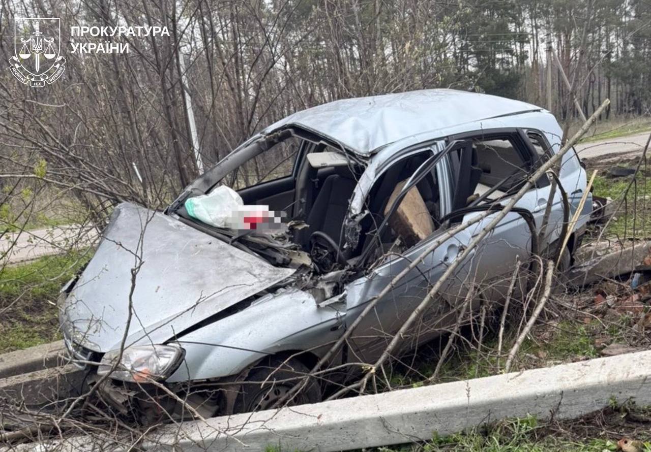 На Харківщині російський дрон влучив у цивільне авто: загинув чоловік, ще один поранений. Фото