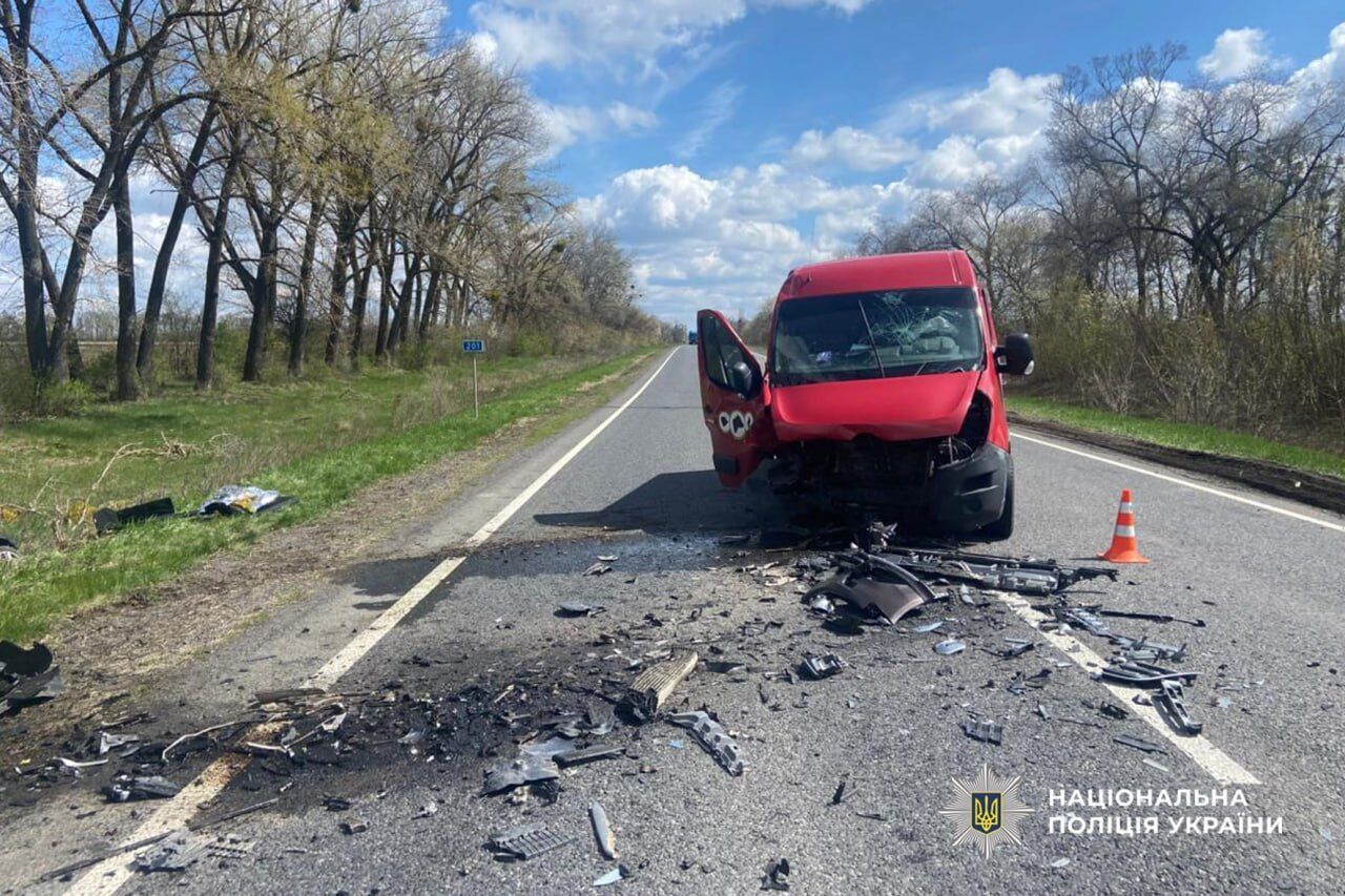 Авто виїхало на зустрічну: біля Умані в ДТП постраждали троє людей. Фото