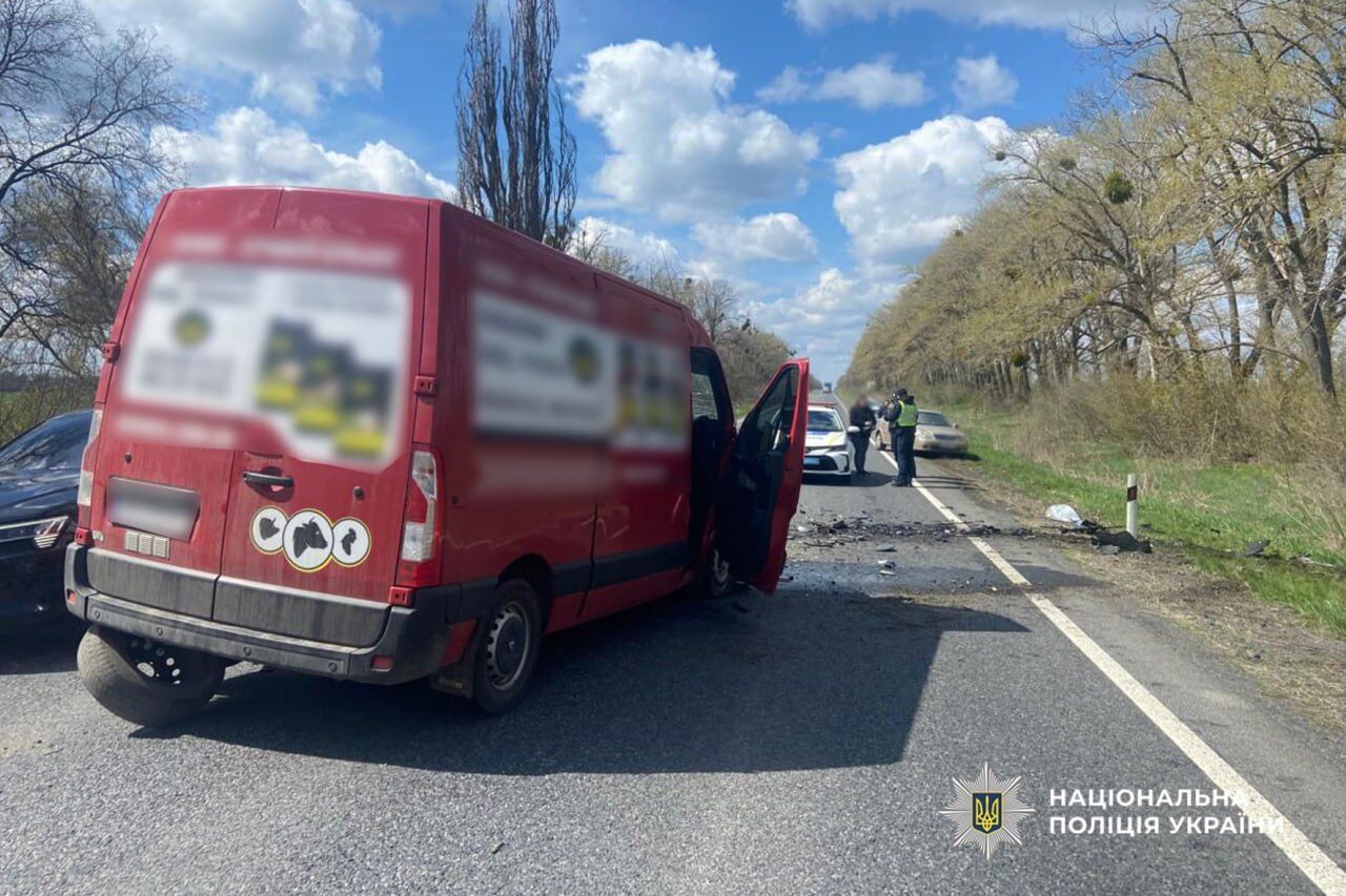 Авто виїхало на зустрічну: біля Умані в ДТП постраждали троє людей. Фото