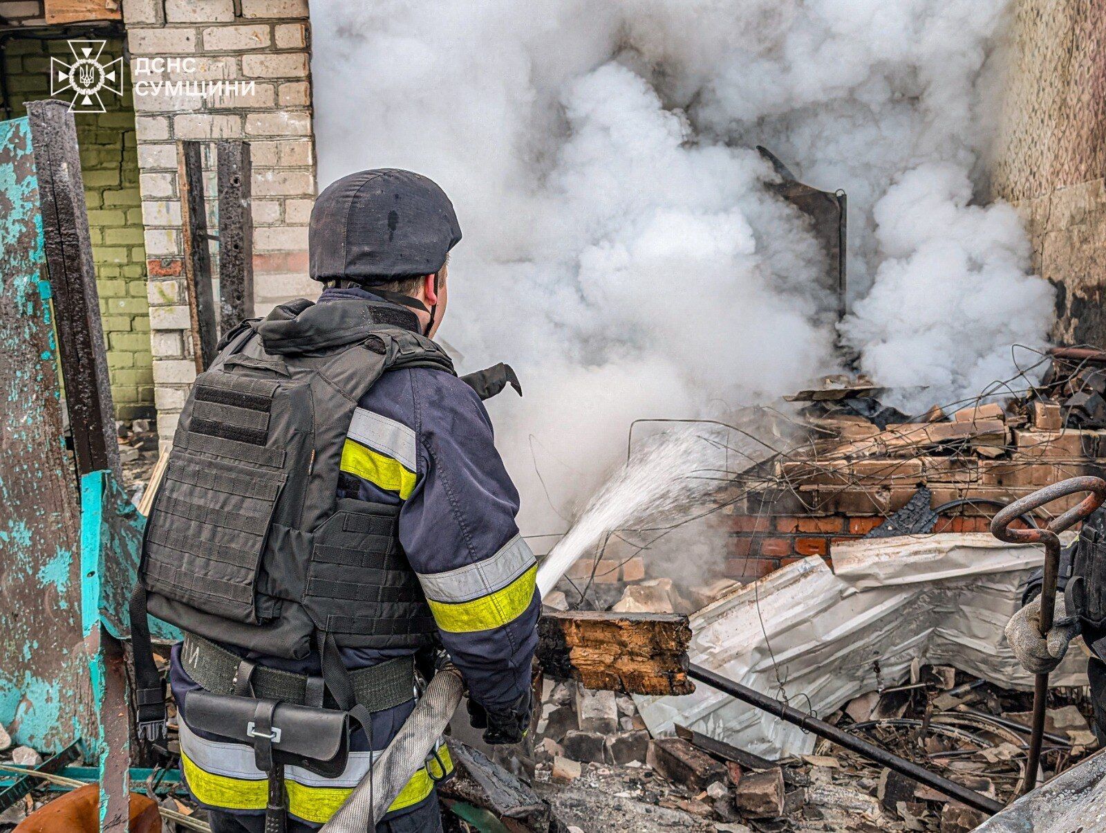 Оккупанты массированно атаковали село на Сумщине: дроны попали в жилые дома, есть жертва. Фото и видео