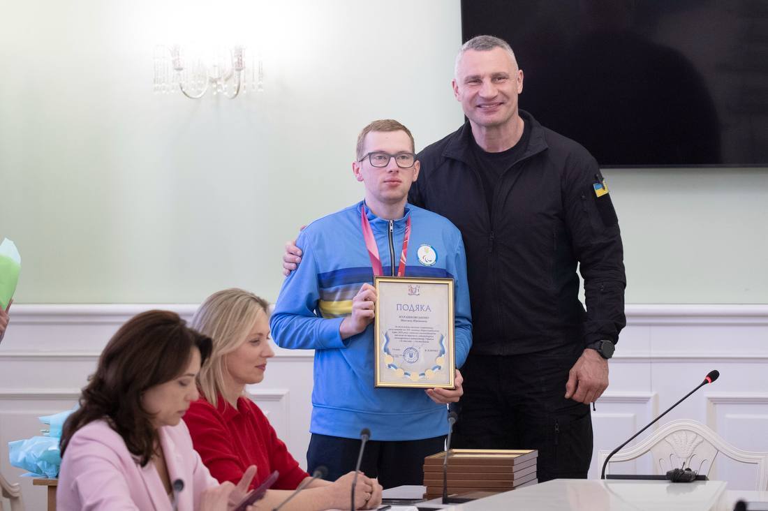 Кличко зустрівся з киянами-призерами Паралімпіади-2026 та учасниками змагань Marine Corps&Air Force Trials 2026. Фото