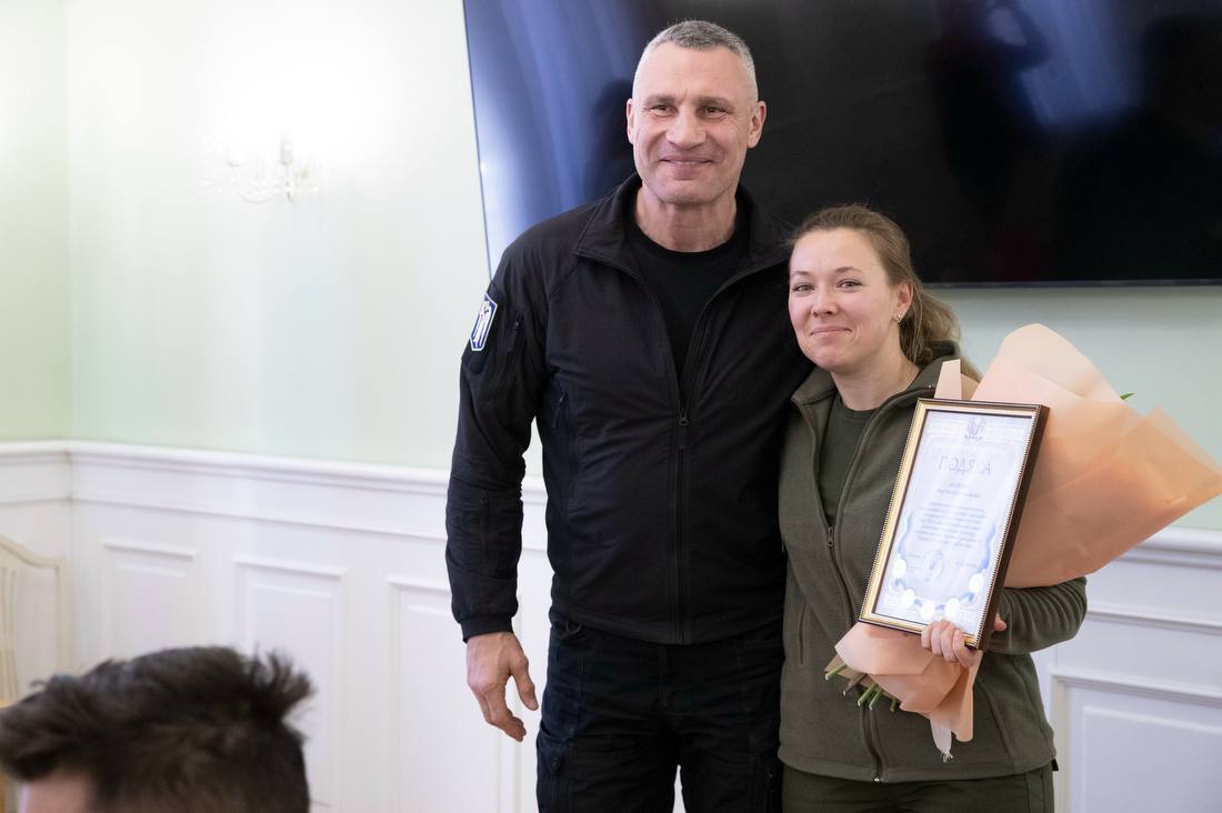 Кличко зустрівся з киянами-призерами Паралімпіади-2026 та учасниками змагань Marine Corps&Air Force Trials 2026. Фото