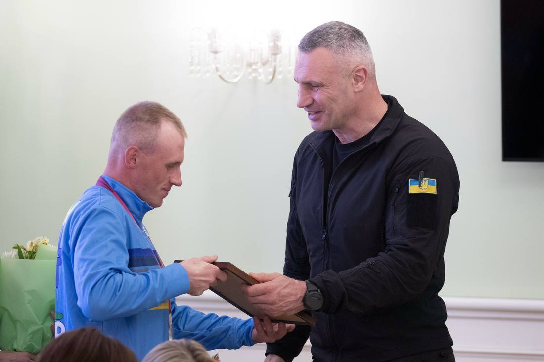 Кличко зустрівся з киянами-призерами Паралімпіади-2026 та учасниками змагань Marine Corps&Air Force Trials 2026. Фото