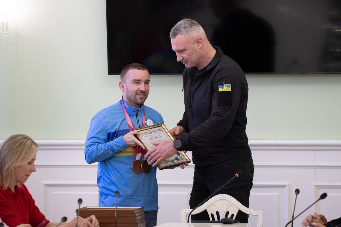 Кличко зустрівся з киянами-призерами Паралімпіади-2026 та учасниками змагань Marine Corps&Air Force Trials 2026. Фото
