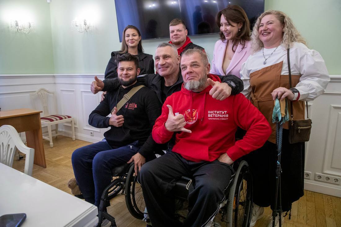 Кличко зустрівся з киянами-призерами Паралімпіади-2026 та учасниками змагань Marine Corps&Air Force Trials 2026. Фото