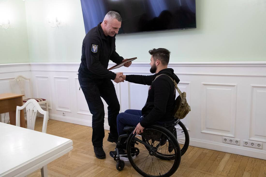 Кличко зустрівся з киянами-призерами Паралімпіади-2026 та учасниками змагань Marine Corps&Air Force Trials 2026. Фото