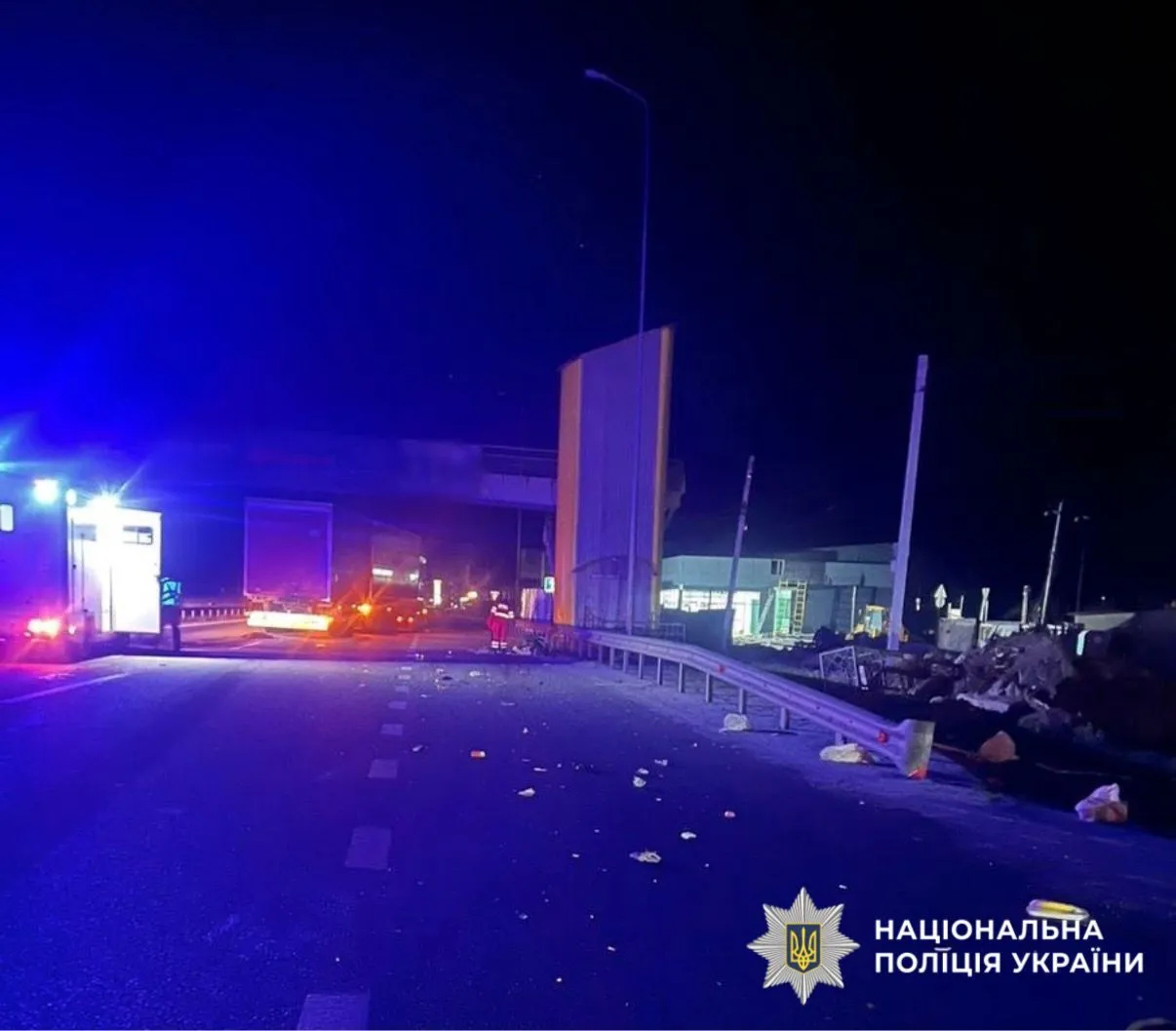 Під Києвом вантажівка збила на смерть чоловіка, який їхав на кріслі колісному. Подробиці ДТП та фото