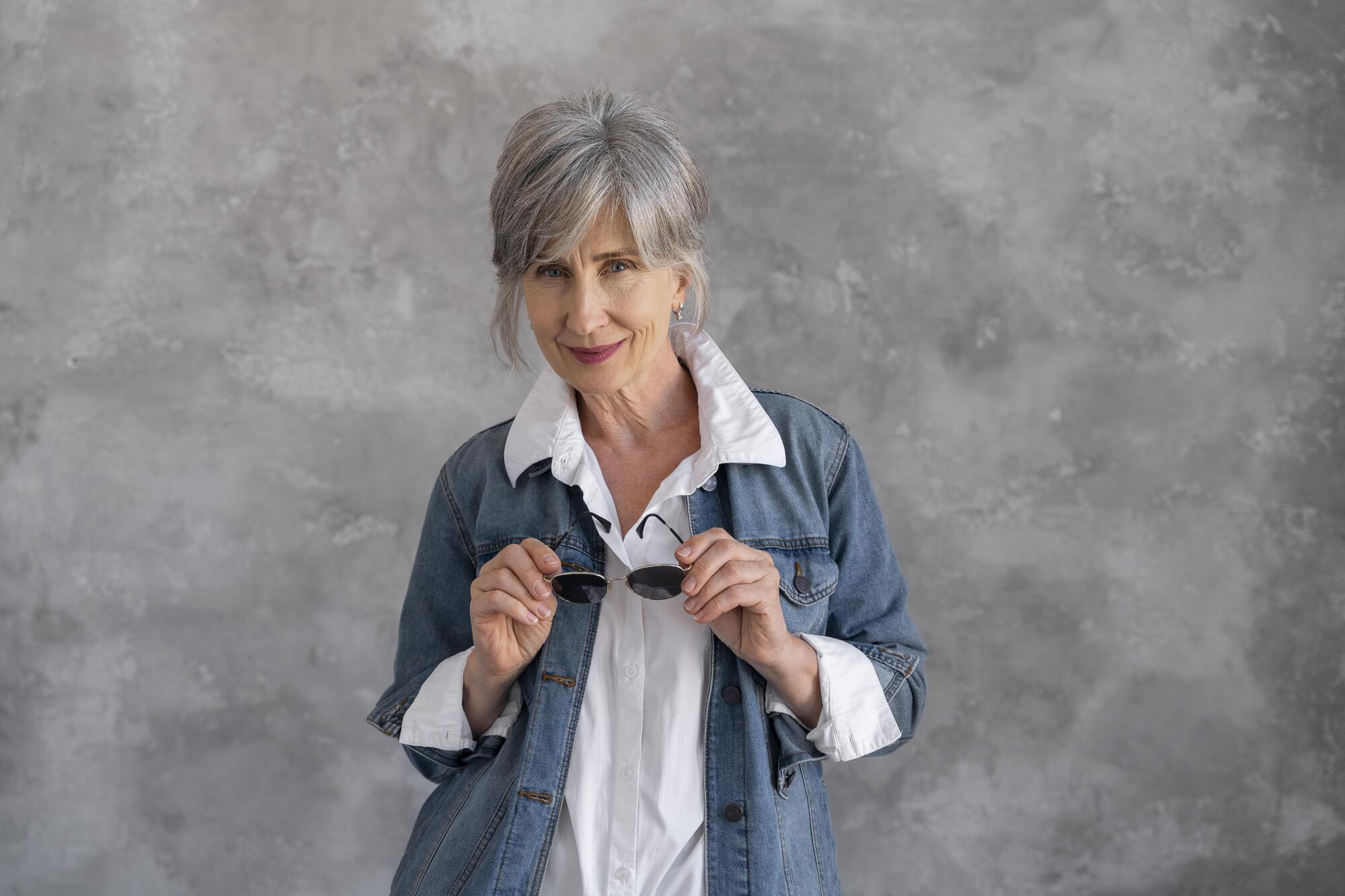 Какие цвета нельзя носить с седыми волосами: добавляют усталости