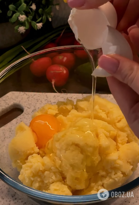 Підійде навіть вчорашнє пюре: як приготувати смачні картопляні коржики з сиром