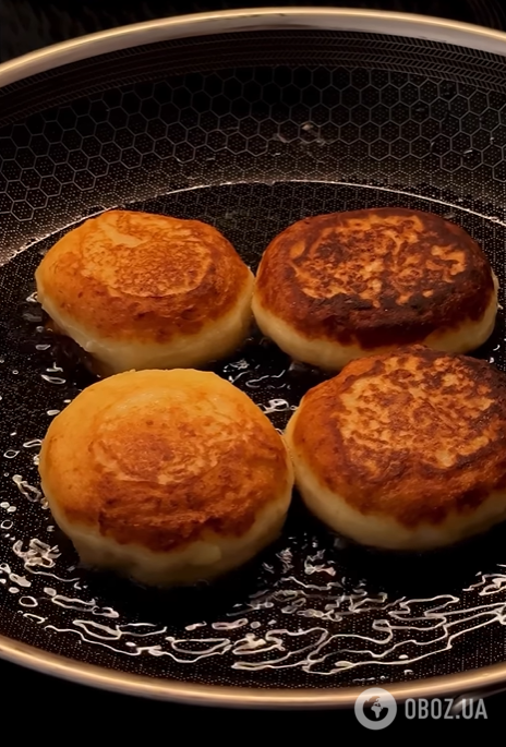 Підійде навіть вчорашнє пюре: як приготувати смачні картопляні коржики з сиром