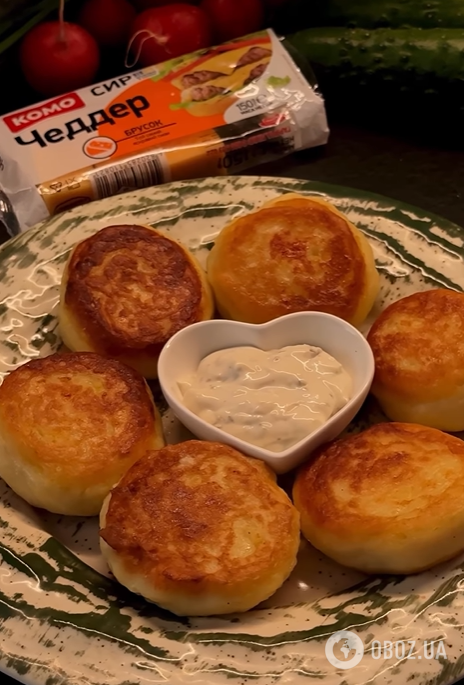 Підійде навіть вчорашнє пюре: як приготувати смачні картопляні коржики з сиром