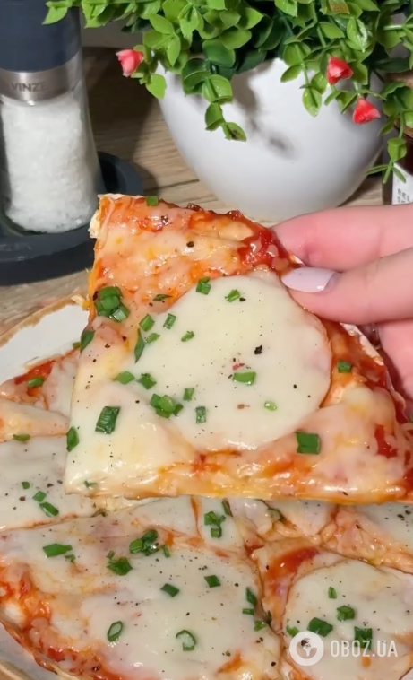 Лінива піца на сковорідці: готується з лаваша