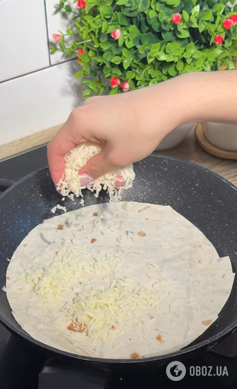 Лінива піца на сковорідці: готується з лаваша