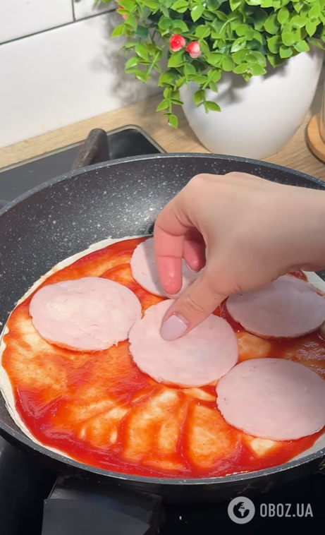 Лінива піца на сковорідці: готується з лаваша