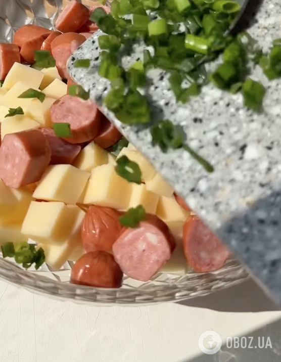 Ситний салат із ковбасками за 5 хвилин: ділимося елементарним рецептом