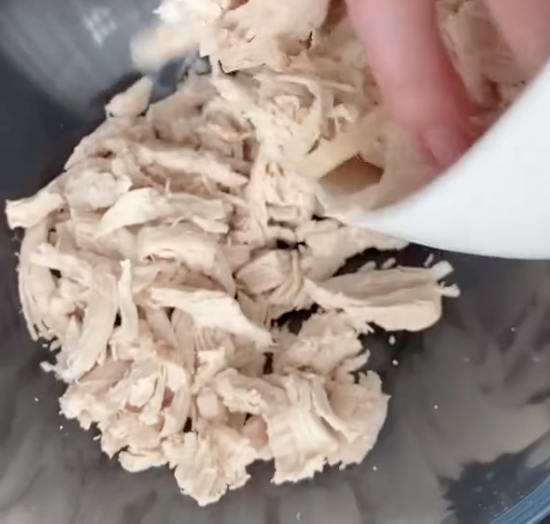 Салат с филе и ананасами для праздничного стола: легкий рецепт блюда за 5 минут