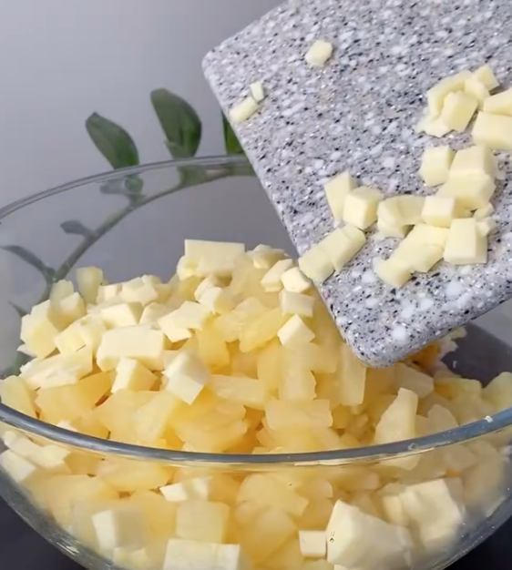 Салат с филе и ананасами для праздничного стола: легкий рецепт блюда за 5 минут