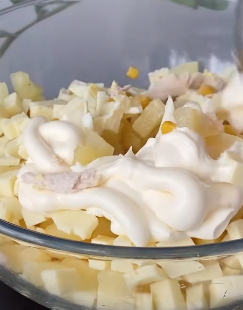 Салат с филе и ананасами для праздничного стола: легкий рецепт блюда за 5 минут