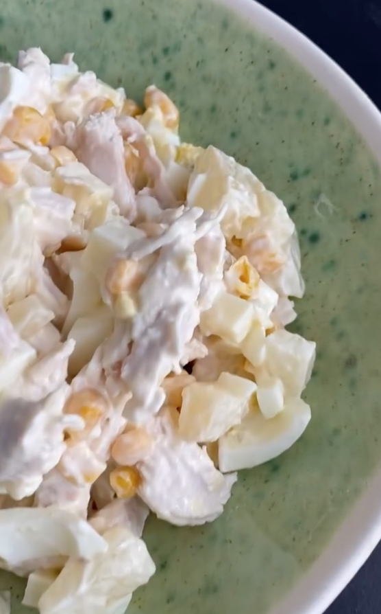 Салат с филе и ананасами для праздничного стола: легкий рецепт блюда за 5 минут