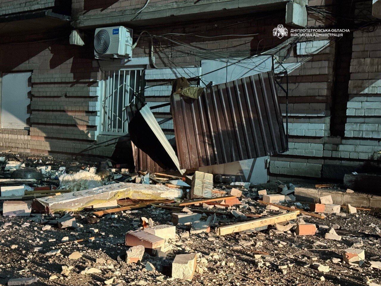 Росія атакувала Дніпро: "Шахед" влучив у багатоповерхівку. Фото і відео