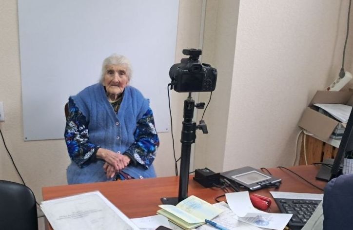 На Донетчине 100-летняя женщина оформила загранпаспорт ради путешествия в Европу. Фото