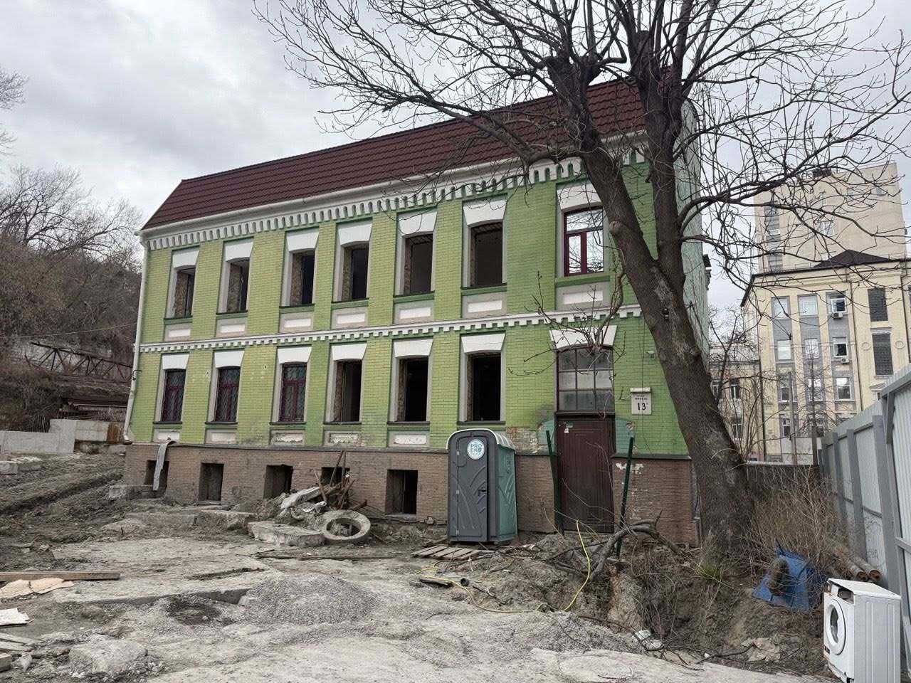 Попри кримінальне провадження: у Києві забудовник продовжує руйнувати стародавній флігель на Подолі