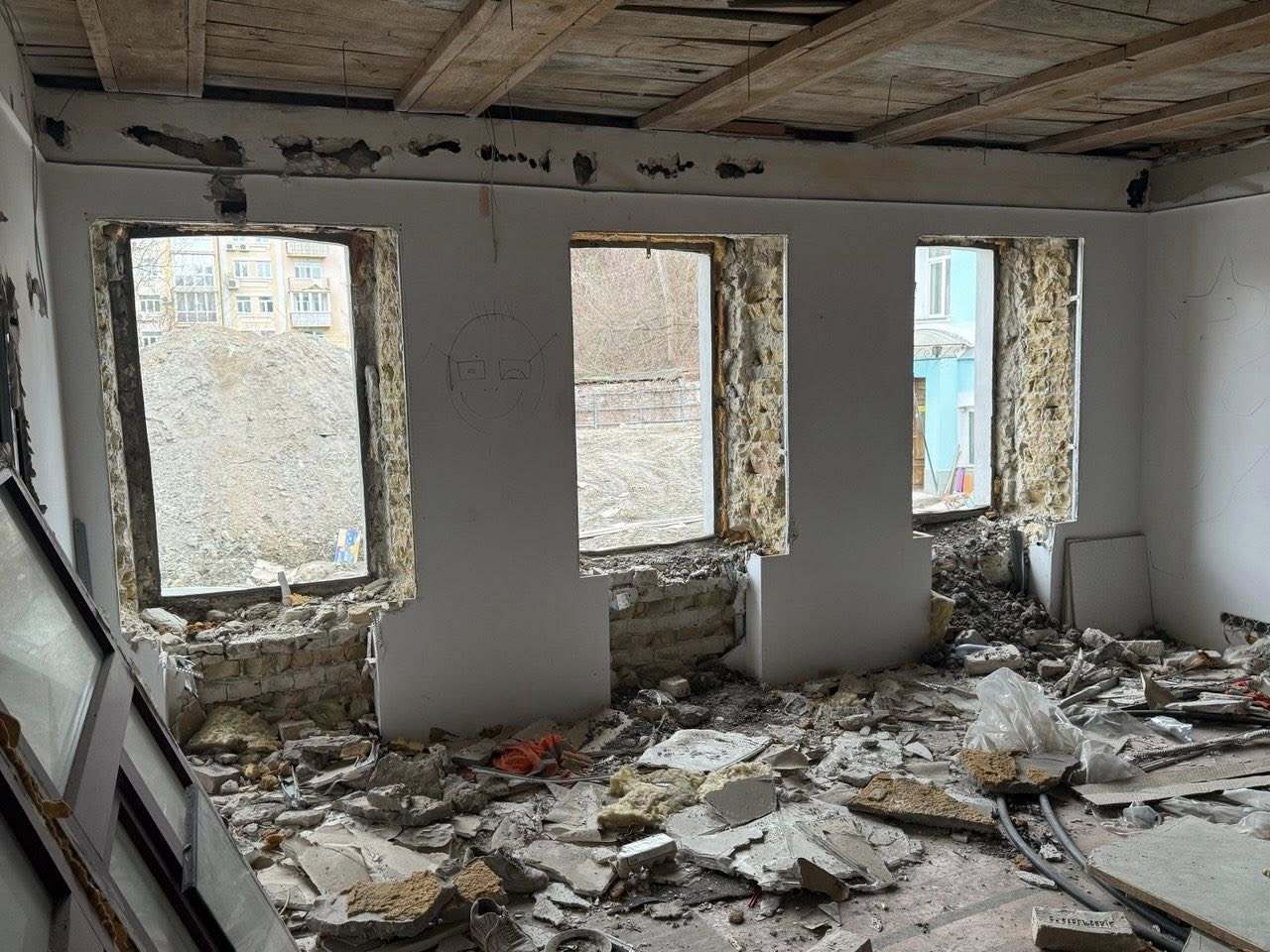 Попри кримінальне провадження: у Києві забудовник продовжує руйнувати стародавній флігель на Подолі