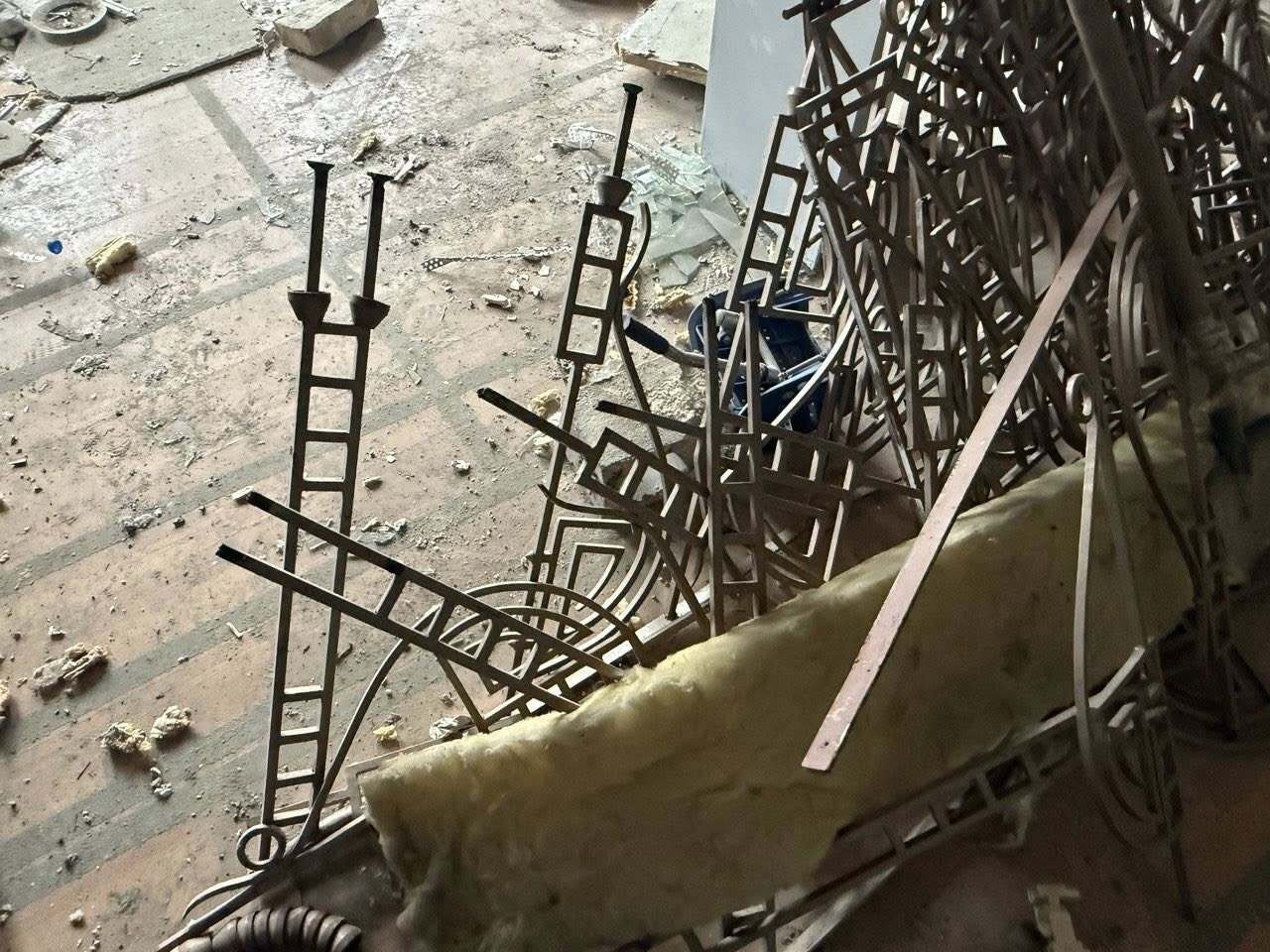 Попри кримінальне провадження: у Києві забудовник продовжує руйнувати стародавній флігель на Подолі