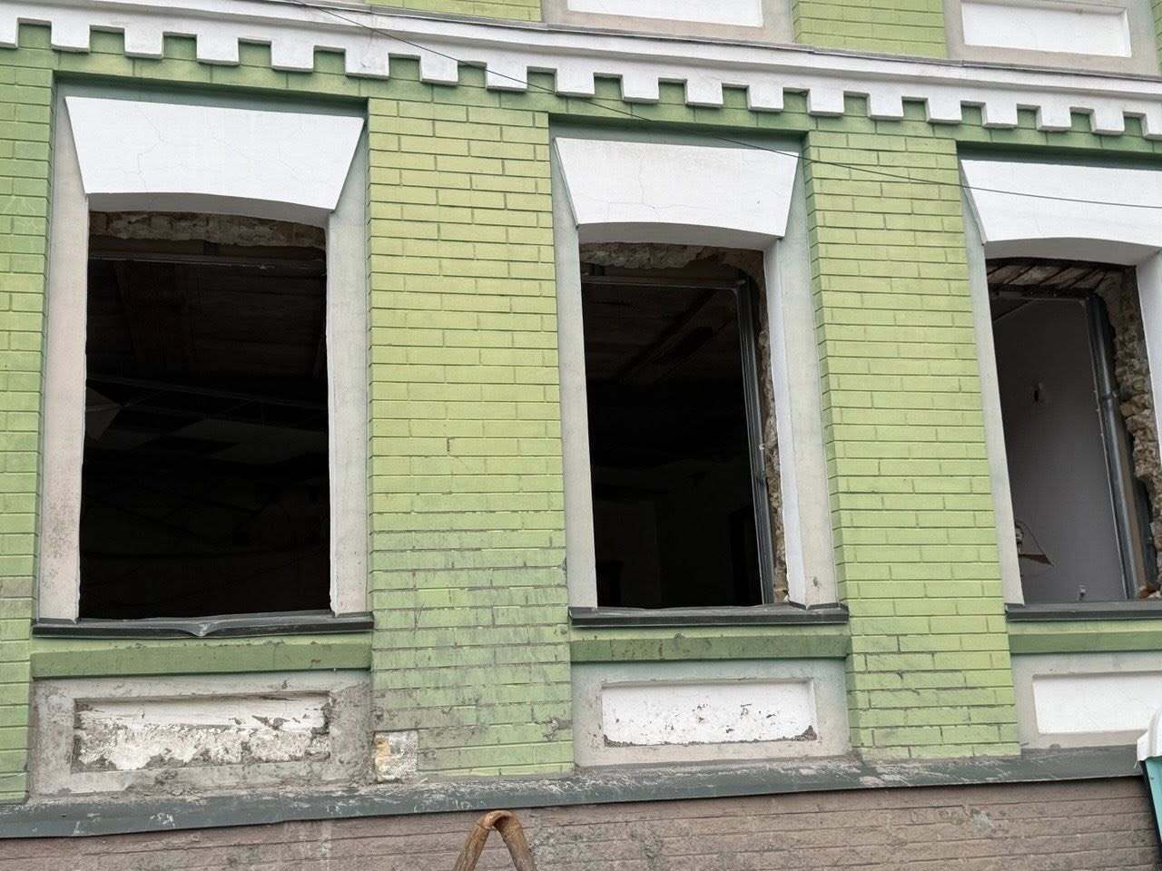 Попри кримінальне провадження: у Києві забудовник продовжує руйнувати стародавній флігель на Подолі