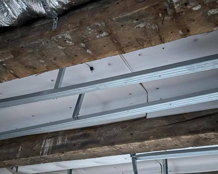 Попри кримінальне провадження: у Києві забудовник продовжує руйнувати стародавній флігель на Подолі