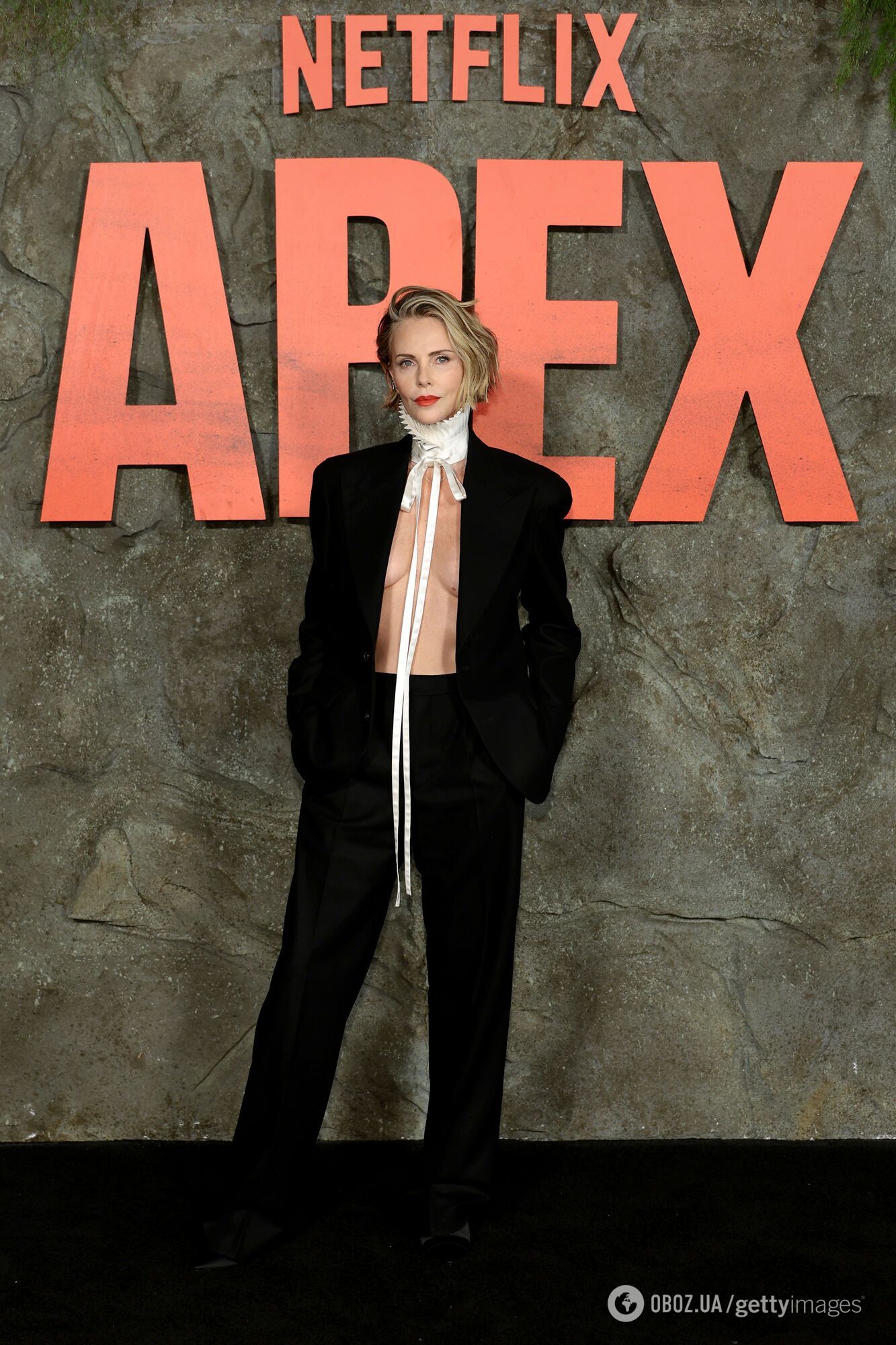 50-річна Шарліз Терон засвітила оголені груди на червоній доріжці. Фото зухвалого образу