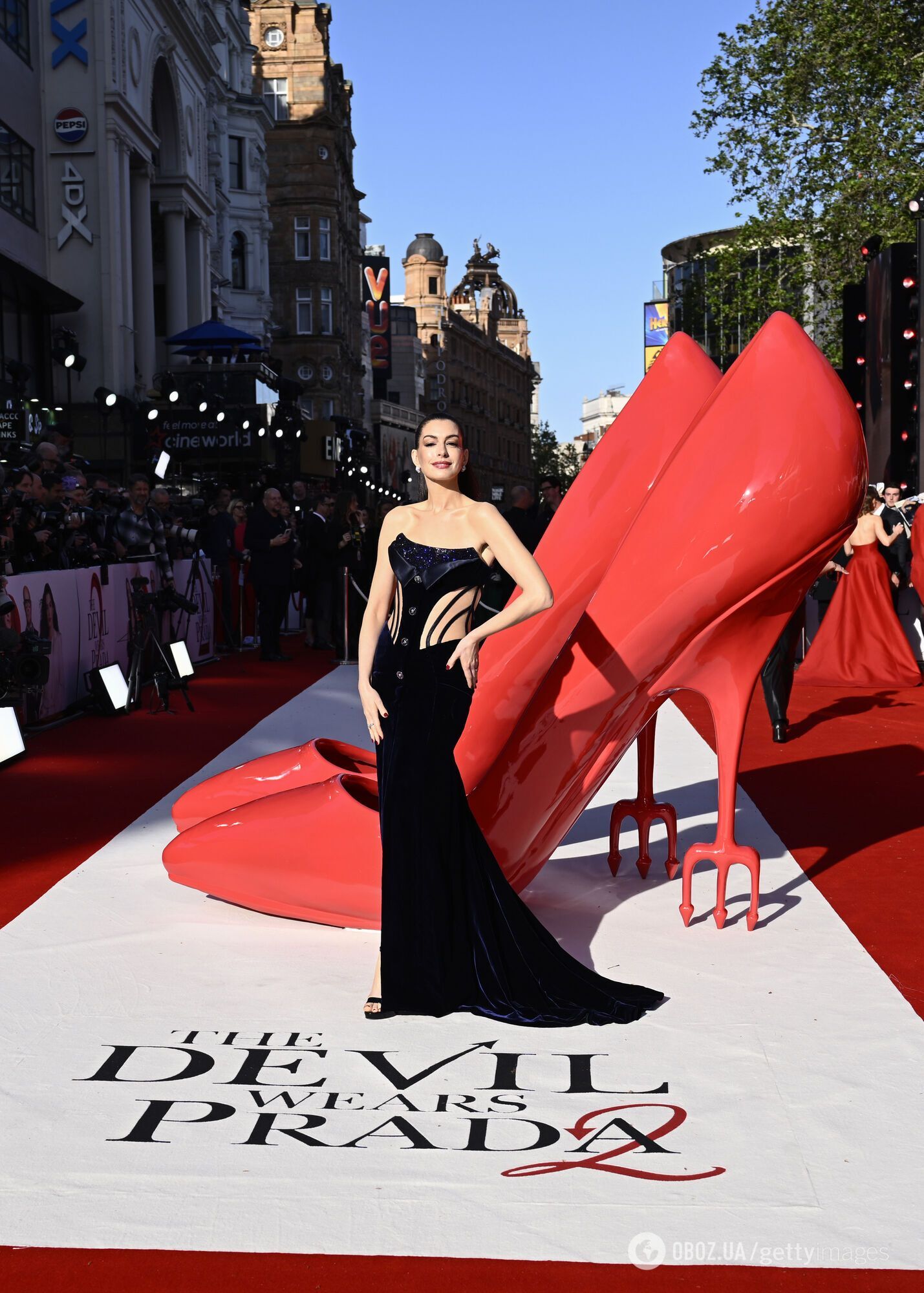 "Самая красивая знаменитость в мире" появилась на красной дорожке в игривом платье со смелым декольте. Фото