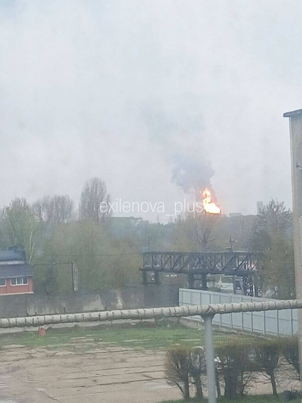 У Самарській області  атаковано Новокуйбишевський НПЗ: сталась пожежа, піднявся дим. Фото і відео