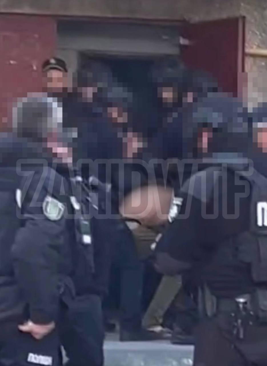 Во Львове произошла стрельба в многоэтажке: на место прибыл спецназ, злоумышленника задержали. Фото и видео