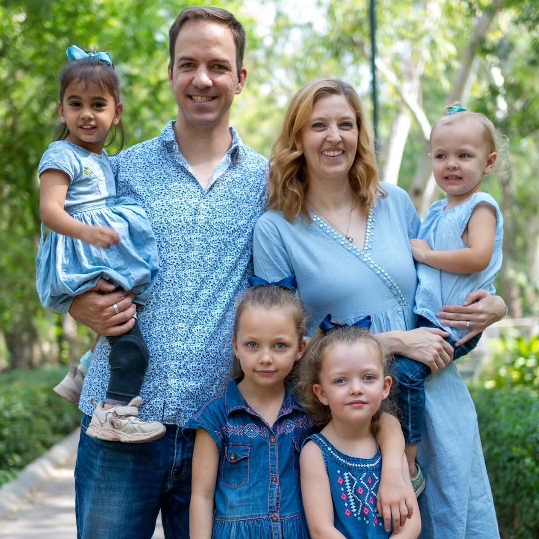 Мама чотирьох дітей, яка переїхала зі США в Індію, порівняла методи виховання в обох країнах: різниця колосальна. Відео