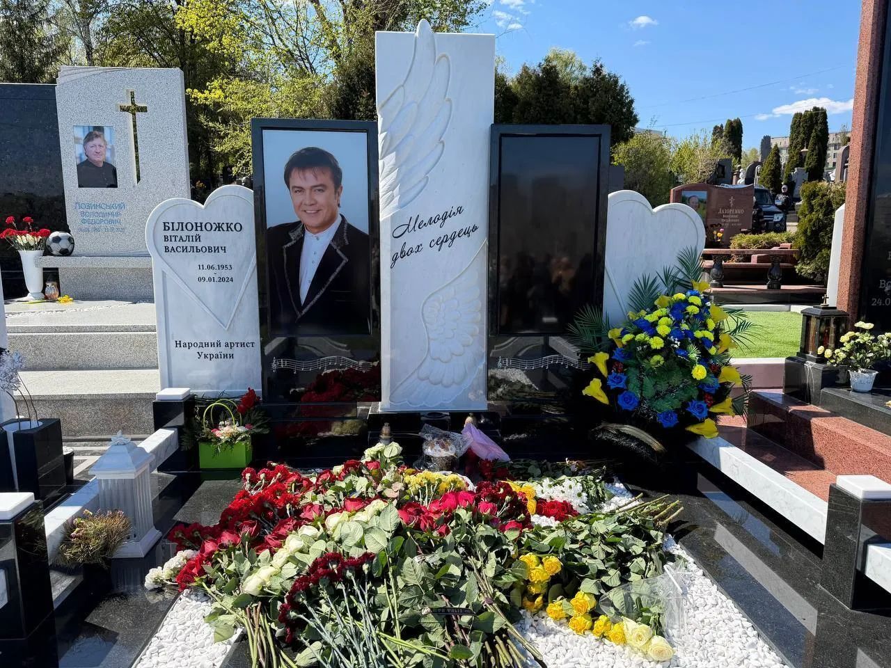 На могиле Виталия Билоножко установили памятник: торжественную церемонию посетили легенды украинского шоубиза. Фото
