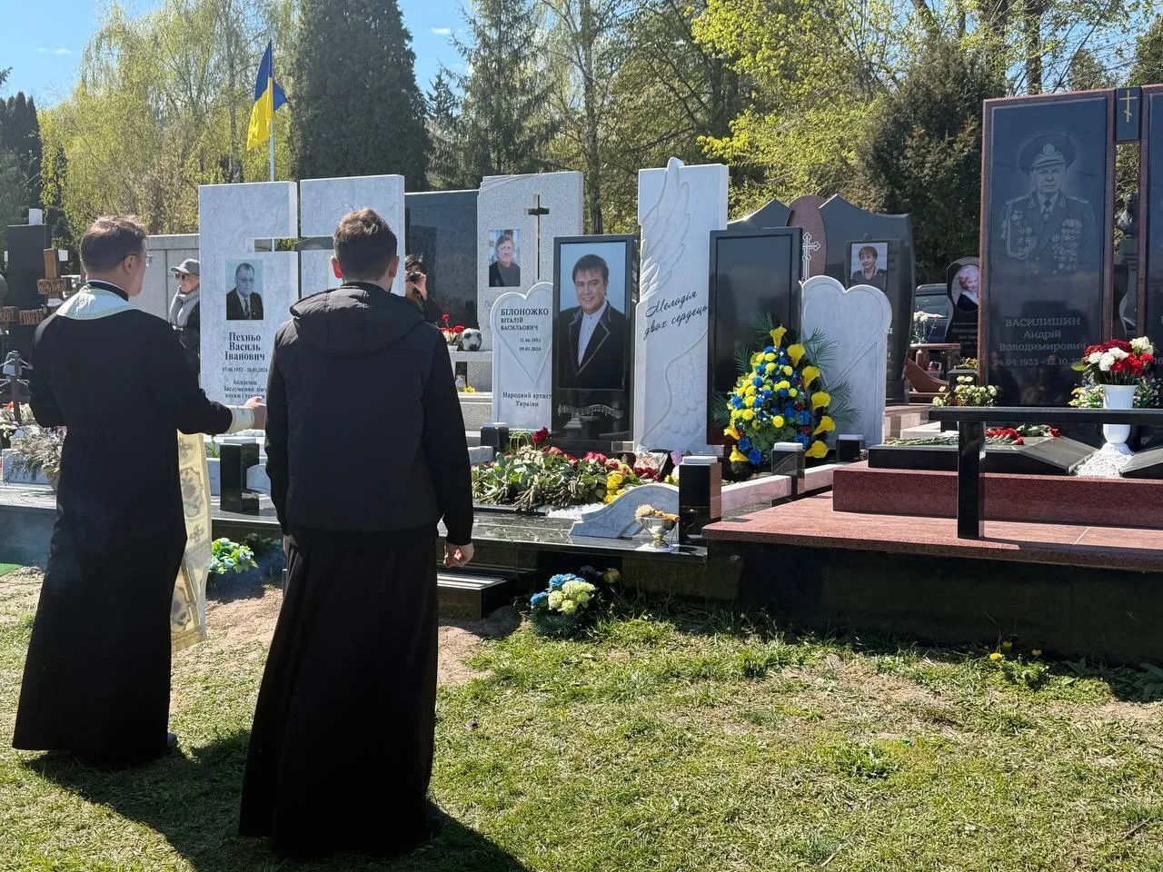 На могиле Виталия Билоножко установили памятник: торжественную церемонию посетили легенды украинского шоубиза. Фото