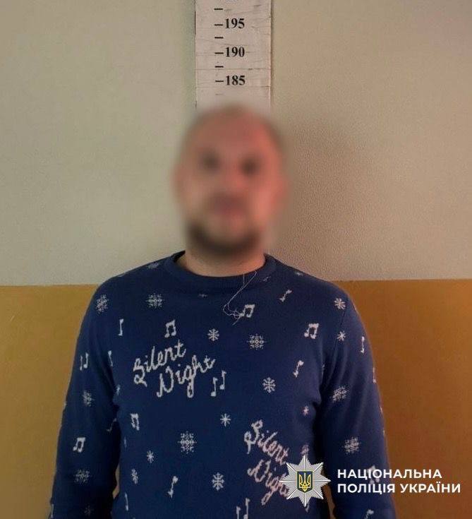 У Києві чоловік розмахував перед перехожими сокирою та намагався забрати скутер у підлітка. Фото та подробиці