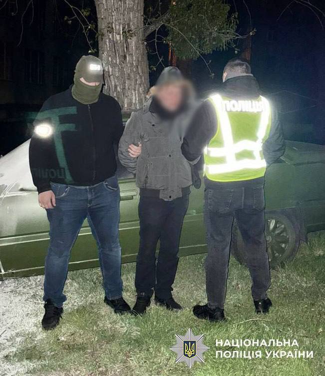 Обіцяли $1 тис.: у Києві затримали  чоловіка, який підпалив автівку військового. Фото та подробиці