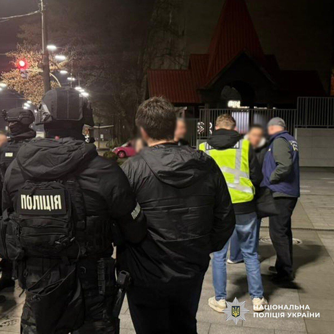 Вимагали $20 тис. у цивільної дружини мобілізованого чоловіка за "звільнення з ТЦК": у Києві затримали зловмисників. Фото